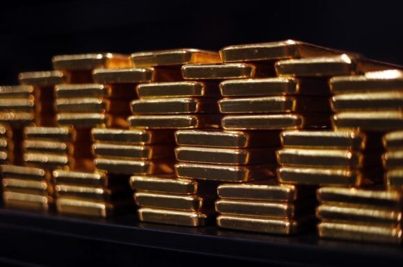 Gold prices muted ahead of nonfarm payrolls, set for weekly losses