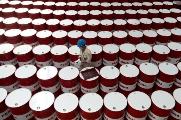 U.S. crude stocks up 1.155M barrels last week, fuel balances drop big – API