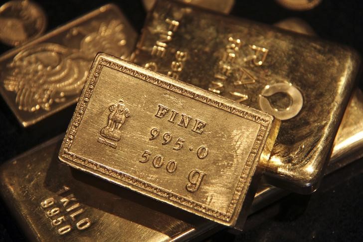 Gold hits 6-week highs on safe-haven buying linked to SVB fears