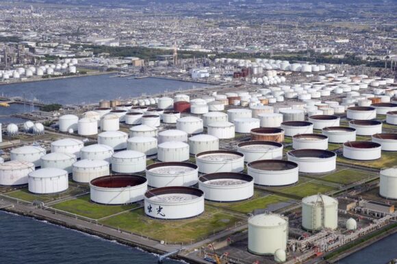 Oil rises on China demand hopes, fading bank crisis fears